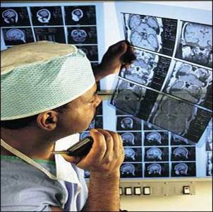 surgeon look at brain scan for cancer